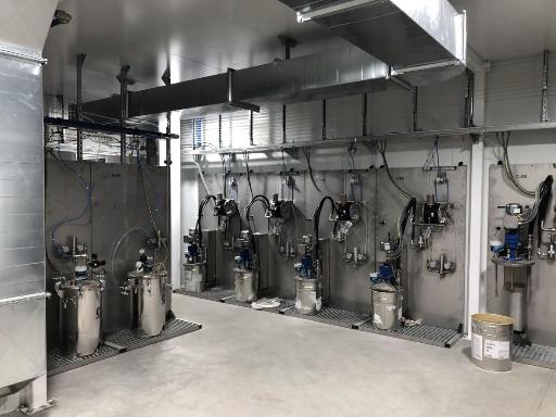 Sala de mezcla de pintura industrial con sistemas de preparación y dosificación