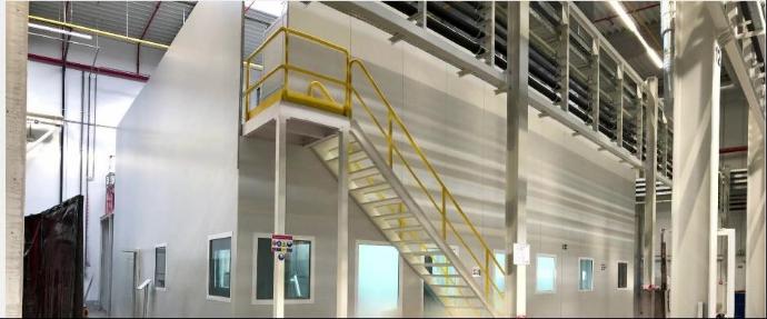 Instalación industrial de pintura con cabina y zona de proceso