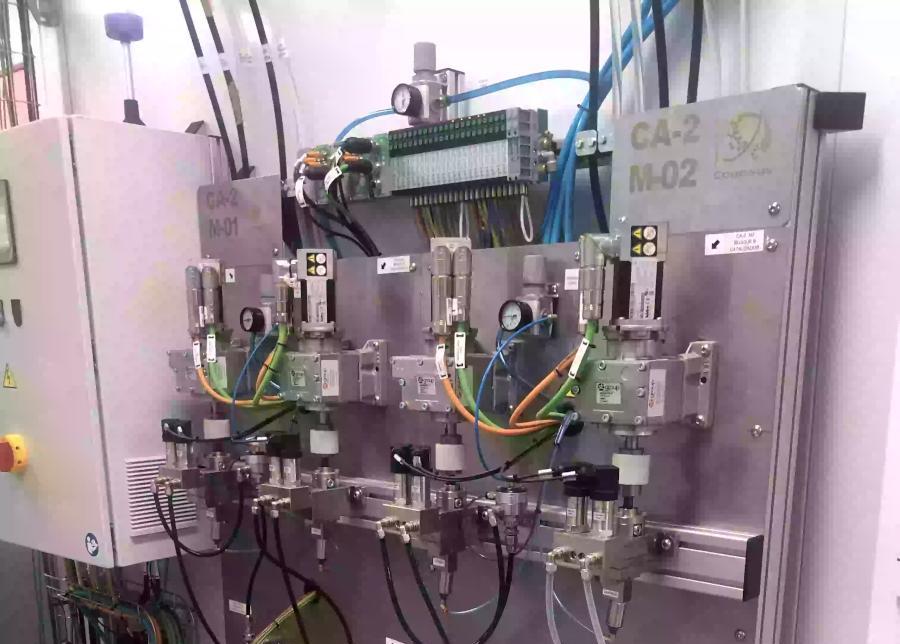 Sistema de aplicación de pintura integrado en línea automatizada