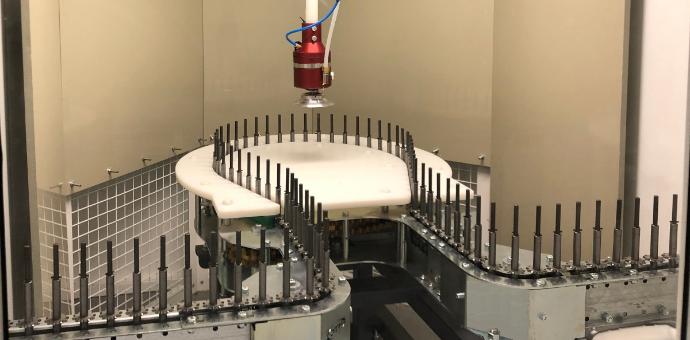 Sistema de aplicación de pintura para cosmética con transporte continuo y pulverización precisa