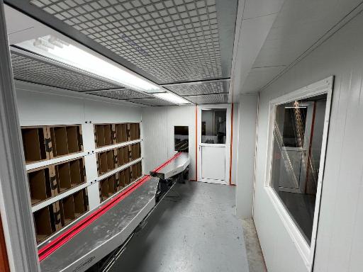 Instalación de pintura para cosmética con cabina, transporte continuo y control ambiental